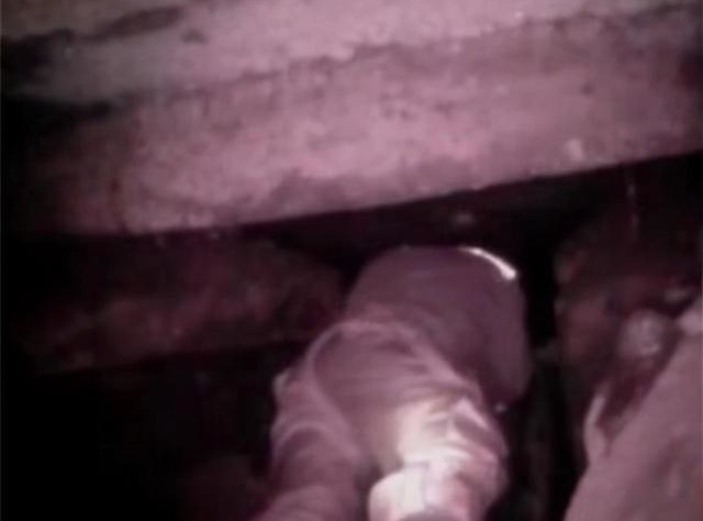Cảnh sát tìm kiếm trong đường hầm dưới lòng đất đã tìm thấy thi thể.  Ảnh: CCTV