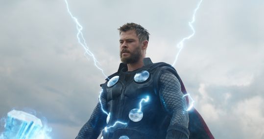 Phần lớn thời gian bộ phim, Thor xuất hiện trong bộ dạng béo phì và nát rượu