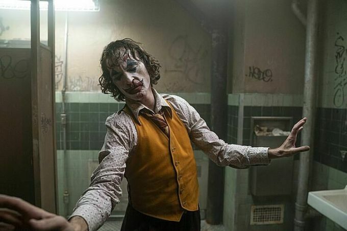 Diễn viên Joaquin Phoenix đã có diễn xuất ấn tượng, gây ám ảnh trong phim. Một trong số đó là cảnh anh ngẫu hứng nhảy múa trong phòng tắm. 