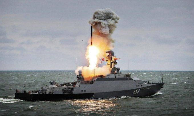 Tàu tên lửa Buyan-M phóng đạn Kalibr trong một cuộc tập trận.  Ảnh: Bộ Quốc phòng Nga.