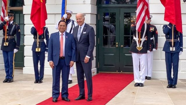 Thủ tướng Nguyễn Xuân Phúc chụp ảnh lưu niệm với Tổng thống Biden tối 12/5 khi các nhà lãnh đạo ASEAN dự tiệc chiêu đãi Tổng thống Biden trong khuôn khổ Hội nghị Cấp cao đặc biệt ASEAN-Hoa Kỳ.