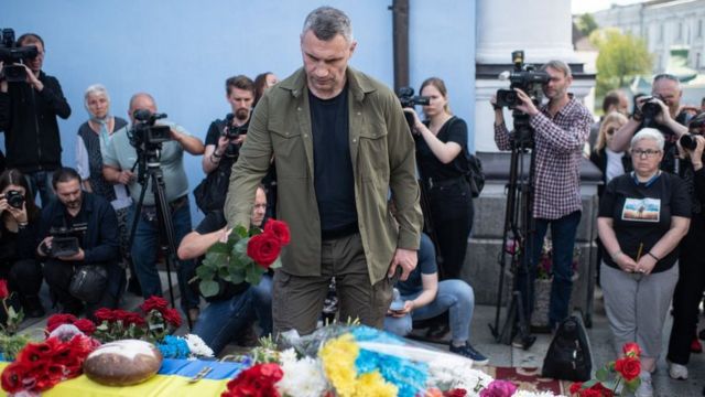 Thị trưởng Kyiv Vitali Klitschko trong lễ tang của nhà hoạt động Roman Ratushny