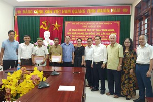 Trao tiền hỗ trợ xây nhà tình nghĩa cho thân nhân liệt sĩ ở Kỳ Sơn