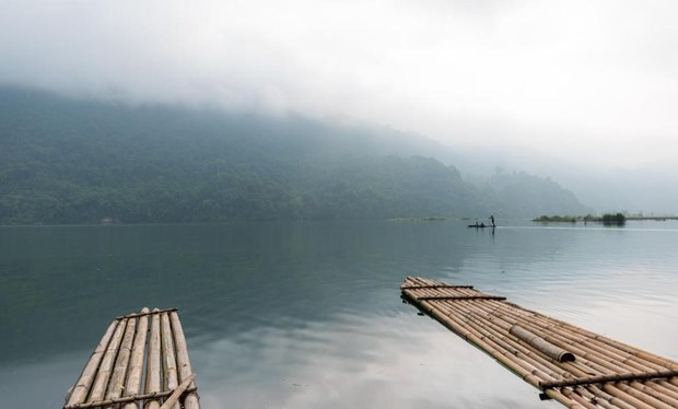           Hồ Ba Bể khoác trên mình vẻ hùng vĩ của núi rừng rêu phong cùng với sự êm dịu của làn nước trong veo.  (Ảnh: CTV / Vietnam +)  