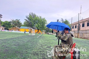 Bên lề giải bóng đá Thiếu niên - Nhi đồng Cúp Báo Nghệ An: Những tình nguyện viên đội mưa