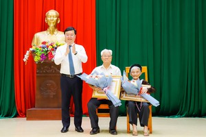 Chủ tịch UBND tỉnh Nguyễn Đức Trung tặng Huy hiệu Đảng cho các đảng viên lão thành huyện Nam Đàn