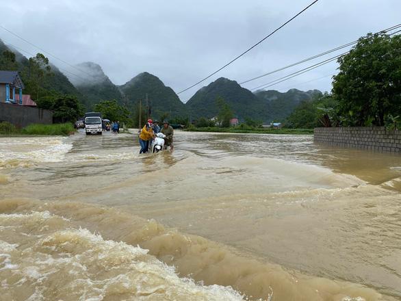 Tỉnh lộ 243 trên địa bàn tỉnh Lạng Sơn bị ngập sau trận mưa lớn sáng 10/5/2022.  Ảnh: Hoàng Quân