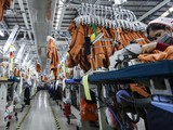 Nhiều người ở Trung Quốc lo ngại về khả năng mất danh hiệu "nhà máy thế giới" vào tay Việt Nam (Ảnh: Nikkei)