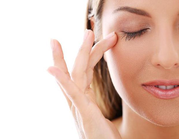 7 cách chăm sóc da mắt để duy trì vẻ tươi trẻ - Ảnh 1.