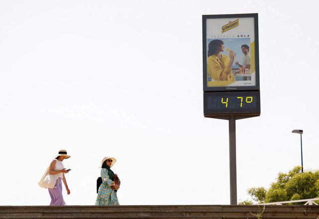 Loạt ảnh: Người dân châu Âu chật vật chống chọi với nắng nóng, Tây Ban Nha ghi nhận nhiệt độ cao nhất trong 20 năm qua - Ảnh 1.