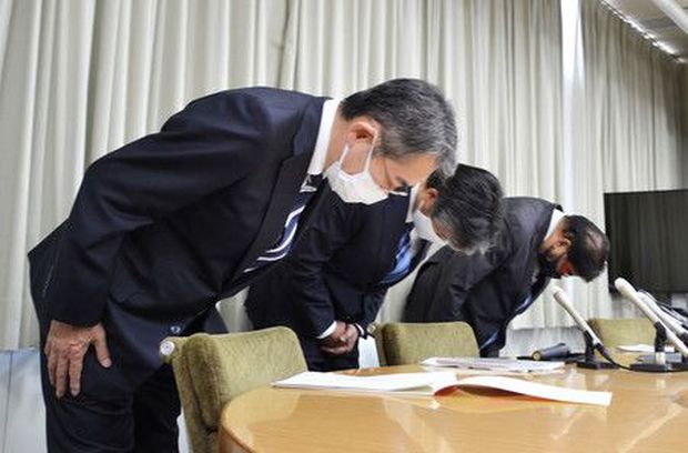 Nhân viên say xỉn thổi bay dữ liệu của cư dân toàn thành phố, quan chức thành phố Nhật Bản cúi đầu xin lỗi - Ảnh 2.