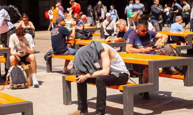Loạt ảnh: Người dân châu Âu chật vật chống chọi với nắng nóng, Tây Ban Nha kỷ lục nhiệt độ cao nhất trong 20 năm qua - Ảnh 11.