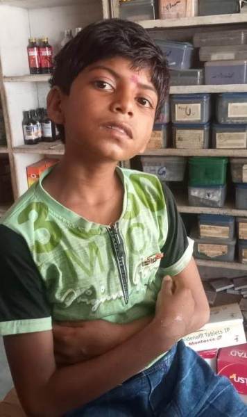 Cậu bé khiếm khuyết bị mắc kẹt trong giếng sâu cùng bọ cạp và rắn độc ở Ấn Độ - Ảnh 3.