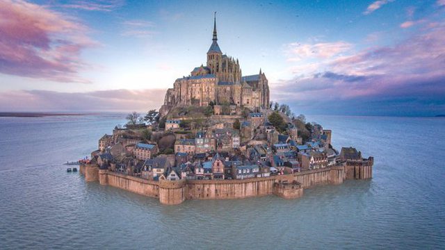 Ngắm lâu đài có thật trên biển ở Pháp: Khung cảnh thần tiên choáng ngợp chỉ xuất hiện duy nhất một ngày trong ngày - Ảnh 3.