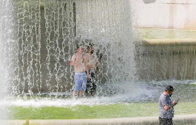 Loạt ảnh: Người dân châu Âu chật vật chống chọi với nắng nóng, Tây Ban Nha ghi nhận nhiệt độ cao nhất trong 20 năm qua - Ảnh 5.