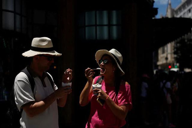 Loạt ảnh: Người dân châu Âu chật vật chống chọi với nắng nóng, Tây Ban Nha ghi nhận nhiệt độ cao nhất trong 20 năm qua - Ảnh 7.