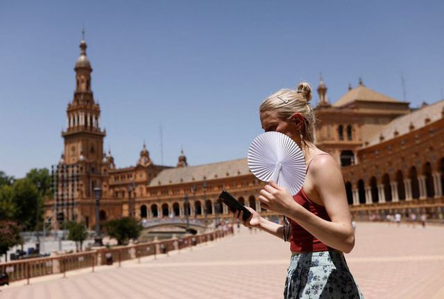 Loạt ảnh: Người dân châu Âu chật vật chống chọi với nắng nóng, Tây Ban Nha ghi nhận nhiệt độ cao nhất trong 20 năm qua - Ảnh 8.