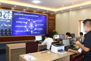 Ứng dụng chuyển đổi số và giám sát giao thông từ Trung tâm Điều hành Thành phố Thông minh IOC tại Thành phố Vinh.  Ảnh: Nguyễn Hải