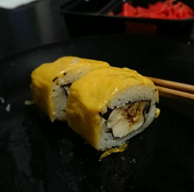 Đối với nhiều thực khách yêu thích món ăn Nhật Bản, đây là món sushi cuộn phô mai tệ nhất mà họ từng thấy, và chắc chắn không bao giờ muốn ăn.  Ảnh: Instagram / blog ẩm thực