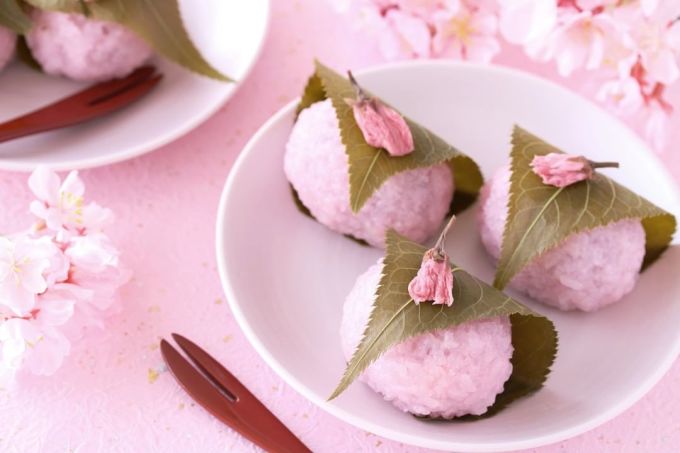 Bánh mochi cherry quyến rũ nhờ màu hồng xinh xắn, dịu mắt.  Ảnh: @ visitjapan_vn / Instagram
