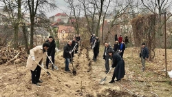 Đại sứ quán Việt Nam tại Ukraine trồng cây tại 'Vườn thiên nhiên và văn hóa Việt Nam'