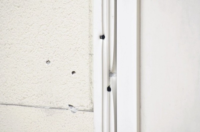Lỗ đạn trên bức tường ở thành phố Nara được cho là nơi nghi phạm thử súng.  Ảnh: NHK