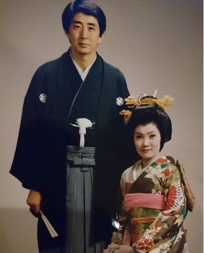 Ông Abe Shinzo và bà Akie kết hôn năm 1987. Ảnh: Instagram