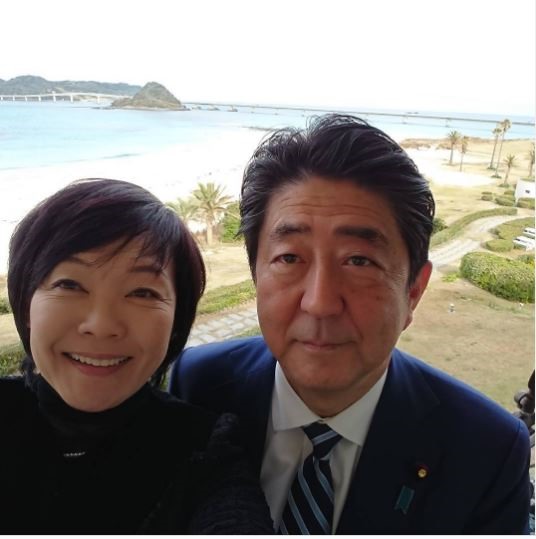 Abe Shinzo và vợ thường xuyên chia sẻ những bức ảnh hạnh phúc bên nhau trên mạng xã hội.  Ảnh: Instagram