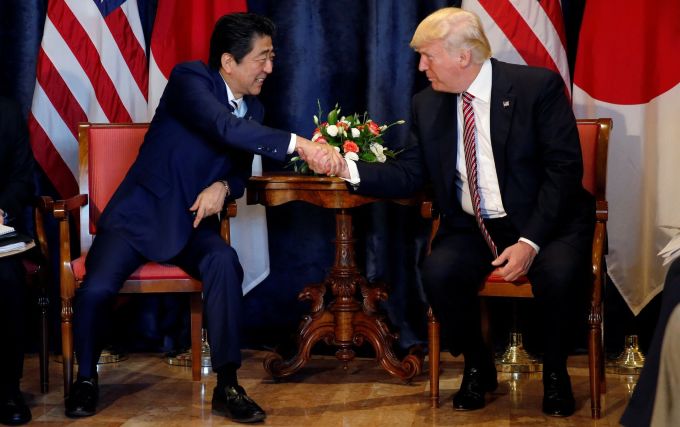 Thủ tướng Nhật Bản Shinzo Abe và Tổng thống Mỹ Donald Trump trong cuộc gặp vào tháng 5 năm 2017. Ảnh: Reuters