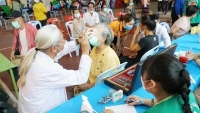 Việt kiều và bà con nhân dân Lào được các bác sĩ Việt Nam sang thăm, khám và cấp thuốc