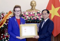 Bộ trưởng Bộ Ngoại giao Bùi Thanh Sơn tặng Kỷ niệm chương Vì sự nghiệp Ngoại giao cho Đại diện thường trú UNDP tại Việt Nam Caitlin Wiesen