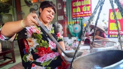 Du khách Mỹ thích thú với cách chào độc đáo của Việt Nam