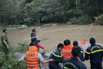 Cảnh đau lòng giải cứu 10 học sinh mắc kẹt trong nước lũ tại Ankoret.  thác nước