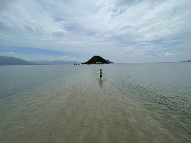 Đường thủy Điệp Sơn nối 3 đảo khi thủy triều xuống ở Khánh Hòa - Ảnh 2.