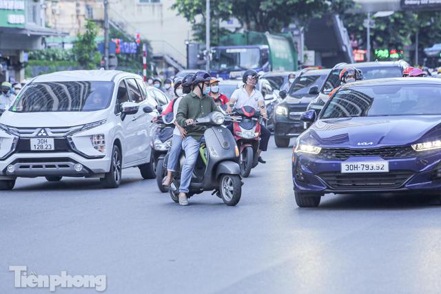 Xe máy vượt 4 làn ô tô để quay đầu trên đường Nguyễn Trãi - Ảnh 14.