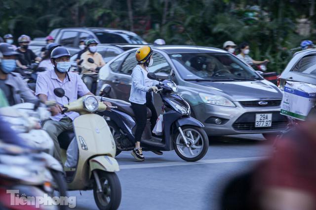 Xe máy vượt 4 làn ô tô để quay đầu trên đường Nguyễn Trãi - Ảnh 7.