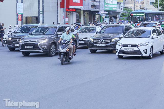 Xe máy vượt 4 làn ô tô để quay đầu trên đường Nguyễn Trãi - Ảnh 8.