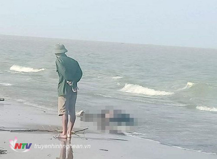 Thi thể nam thanh niên được tìm thấy tại hiện trường.