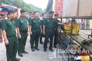 Thiếu tướng Hà Thọ Bình, Phó Tư lệnh, Tham mưu trưởng Quân khu kiểm tra phương tiện, kỹ thuật cuộc diễn tập.  Ảnh: Hồ Việt 