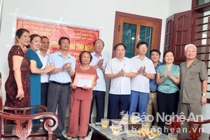 Trao tiền hỗ trợ xây nhà tình nghĩa cho thân nhân liệt sỹ Quế Phong, Quỳ Châu
