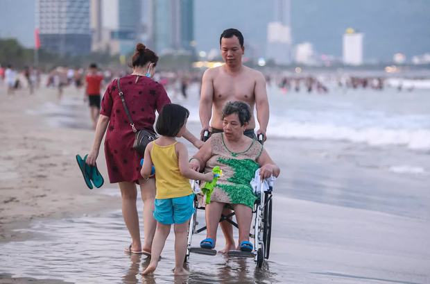     Ảnh: Bãi biển Đà Nẵng đông nghịt người trong dịp lễ 2/9 - Ảnh 15.