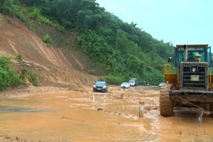 Quốc lộ 7 đoạn qua dốc Chó, huyện Con Cuông sạt lở do mưa lớn