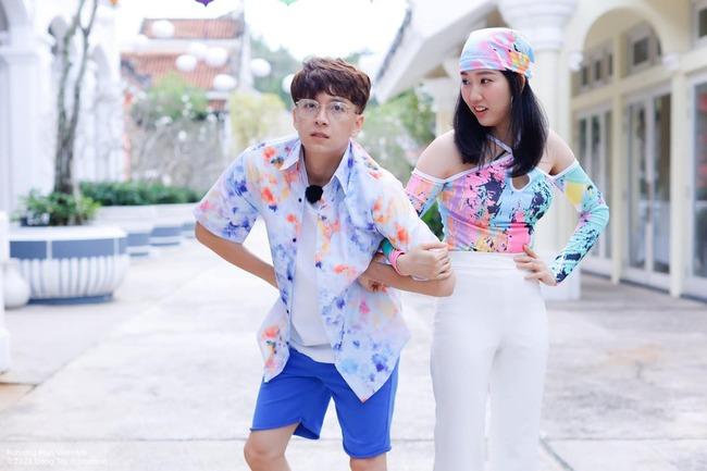 Thúy Ngân kém Tiểu Vy vì thân hình cò hương cộng thêm vài cân