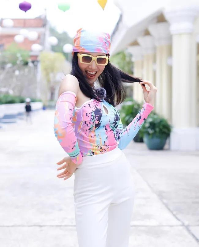 Thúy Ngân kém Tiểu Vy vì thân hình cò hương cộng thêm vài ký