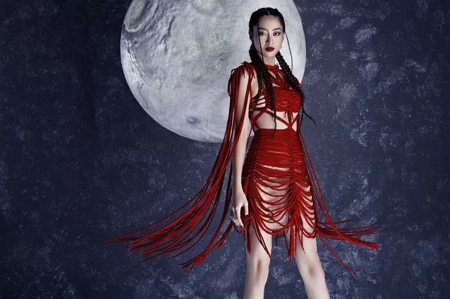 Hoa hậu Lương Thùy Linh diện chiếc váy làm từ 200 sợi dây đỏ - Ảnh 1.